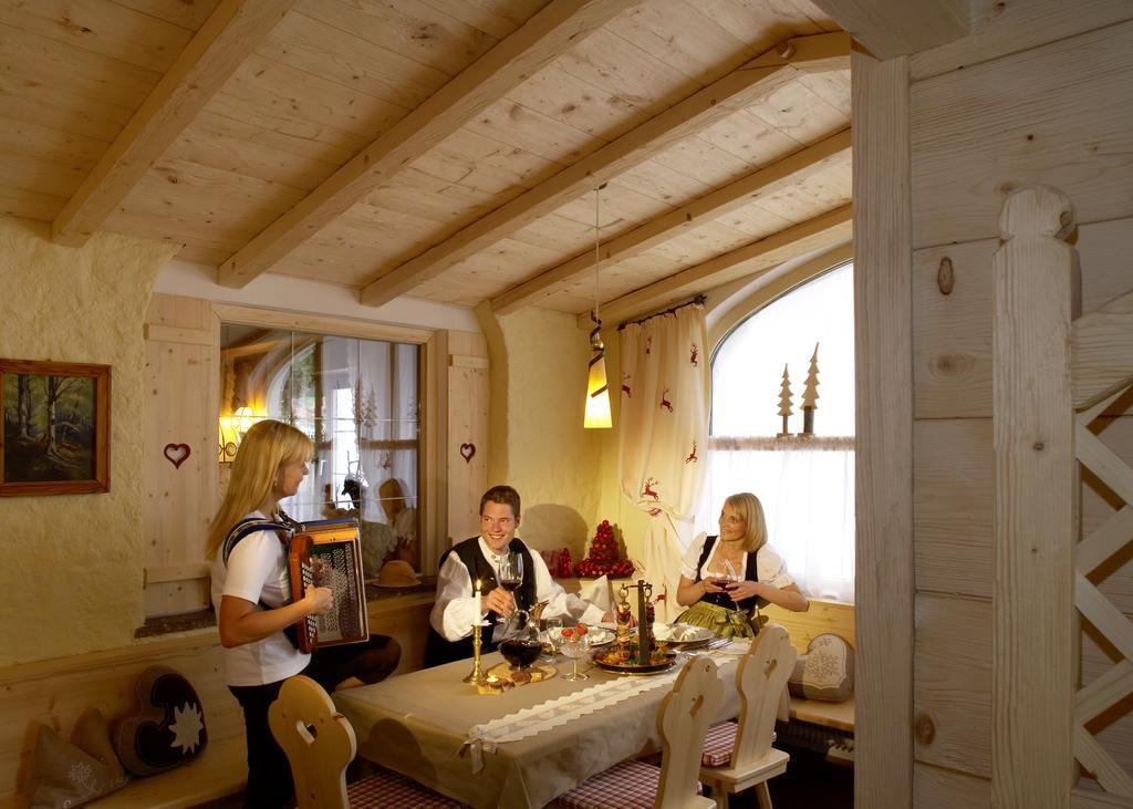 Hotel "Zum Ritter" Tannheim Restauracja zdjęcie